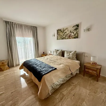 Sea View Luxury Las Nayades Beachfront-Spa-Pools Apartmán *